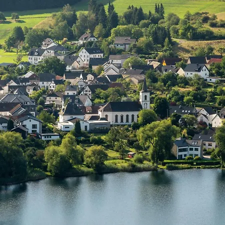 Haus Mit Idyllischem Seeblick Nyaraló *