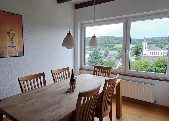 Haus Mit Idyllischem Seeblick